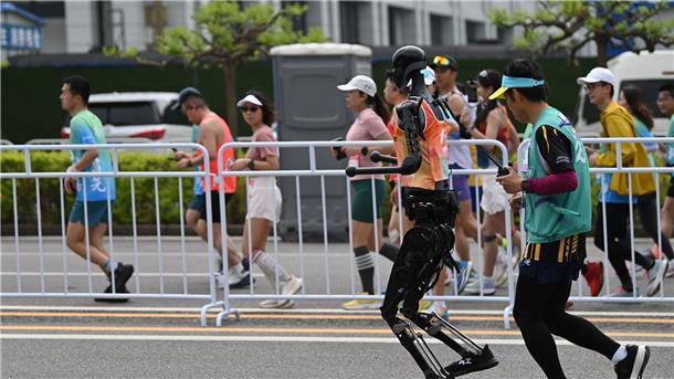 Chinesische Roboter laufen Halbmarathon gegen Menschen In Peking sind Humanoide bei einem Halbmarathon gegen Menschen gelaufen.