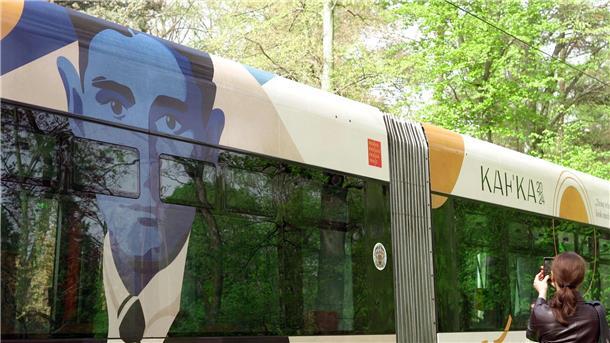 Franz Kafka erlebt eine Renaissance In Prag erinnert diese neugestaltete Straßenbahn an den deutschsprachigen Schriftsteller Franz Kafka.