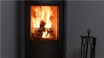 In Räumen mit einem Kamin oder Ofen sollte übrigens ein Kohlenmonoxid-Melder stehen.