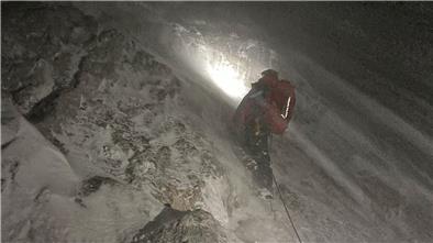 In Ramsau in den Berchtesgardener Alpen wird ein schwer verletzer Niedersachse vermisst. Die Bergretter werden bei der Suche vom schlechten Wetter behindert.
