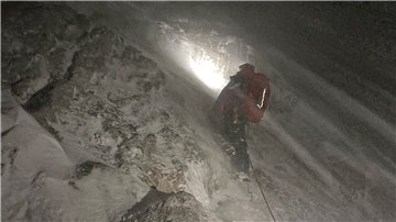 In Ramsau in den Berchtesgardener Alpen wird ein schwer verletzer Niedersachse vermisst. Die Bergretter werden bei der Suche vom schlechten Wetter behindert.