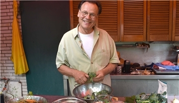 In Rolf Walter Schwarzes Freiluftküche wird die Ernte aus dem großen Gemüsegarten durch fermentieren konserviert.