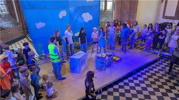 In Rolf Zuckowskis Musical „Der kleine Tag“ standen in der Christuskirche rund 70 Kinder auf der Bühne.