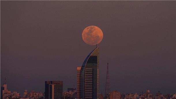 Guter Blick auf zweiten August-Vollmond vor allem im Westen In rosa Licht getaucht geht der Vollmond über Montevideo in Uruguay auf.