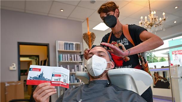 In rund 200 Bremerhavener Geschäften kann man den Stadtgutschein einlösen. Auch der Friseursalon „Sabine Schwarz Haarstudio“ macht mit.