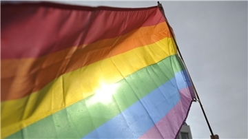 In Russland wurde eine Frau zu einer mehrtägigen Haft verurteilt, nachdem sie in der Öffentlichkeit mit Regenbogen-Ohrringen gesehen wurde.