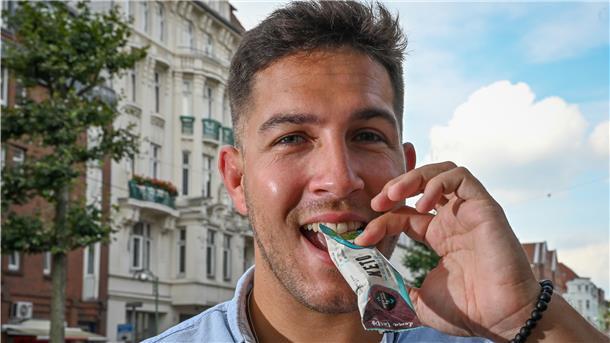In seinem Berufsalltag dreht sich aktuell alles um Schokoriegel: Der gebürtige Bremerhavener Nicola Di Loreto hat gemeinsam mit seinen Freunden Dusan Milekic und Slobdan Stojanovic ein Startup in Salzburg gegründet.