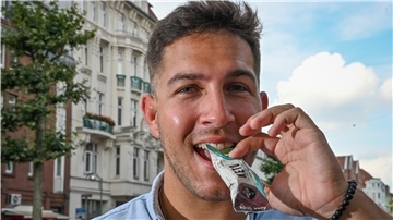 In seinem Berufsalltag dreht sich aktuell alles um Schokoriegel: Der gebürtige Bremerhavener Nicola Di Loreto hat gemeinsam mit seinen Freunden Dusan Milekic und Slobdan Stojanovic ein Startup in Salzburg gegründet.