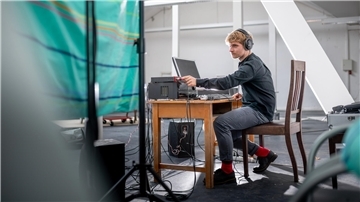 In seinem improvisierten Tonstudio: Lukas Zerbst, der neue Stipendiat des Vereins Kunst & Nutzen.