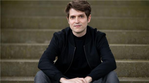 Kräftige Tinte: Benedict Wells und „Die Geschichten in uns“ In seinem neuen Buch „Die Geschichten in uns. Vom Schreiben und vom Leben“ offenbart der Bestsellerautor so viel Privates und Persönliches wie nie zuvor. (Foto - Archiv)
