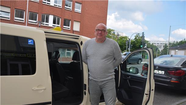 In seinem Taxi hat Gustav Klitsch, Geschäftsführer von Taxi Lloyd, eine Trennscheibe zwischen vorderer und hinterer Sitzbank eingebaut.