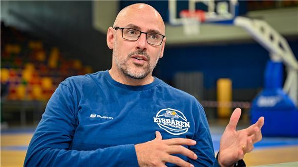 In seinen drei Jahren als Eisbären-Trainer hat sich Michael Mai viele Verdienste um den Basketball in Bremerhaven erworben. Dennoch muss der Amerikaner jetzt gehen.