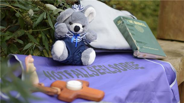 Kirche sucht Ehrenamtliche für die Notfallseelsorge Notfallseelsorger Eckhard Bock hat immer eine Einsatztasche dabei. Darin findet sich ein Teddybär für Kinder ebenso wie die Warnweste oder eine Bibel.