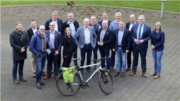 In Selsingen trafen sich am Mittwoch die Hauptverwaltungsbeamten aus dem Landkreis Rotenburg zu einer Arbeitstagung. Ein Thema war die wachsende Finanznot, in der die Kommunen stecken. Das Fahrrad steht allerdings mit Bild, weil es ein neues Radwegekonzept im Landkreis geben soll.