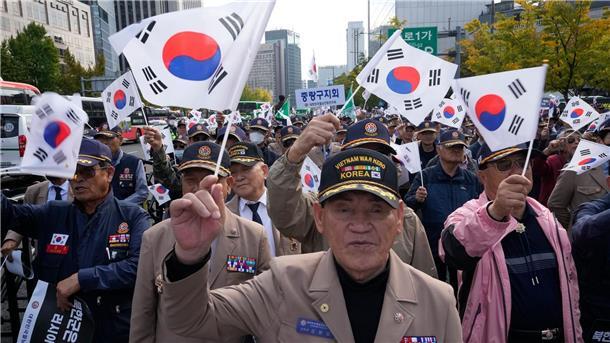 Zehn Zitate: Was die internationale Politik 2024 bewegte In Seoul protestieren Veteranen gegen die Stationierung nordkoreanischer Truppen in Russland. (Archivbild)