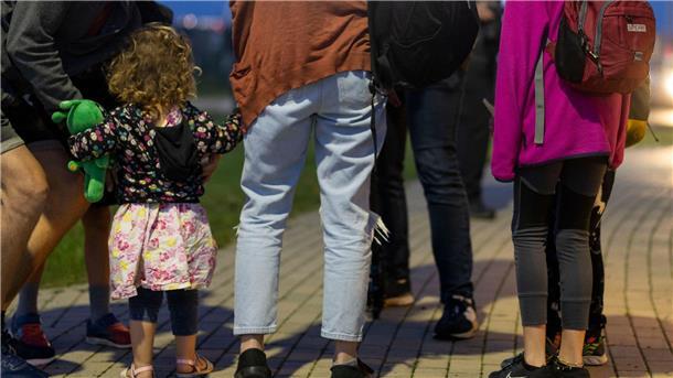 Rund 3000 Deutsche aus Israel zurückgebracht In Sicherheit: Diese Familie mit vier Kindern ist mit dem zweiten Transportflugzeug der Bundeswehr nach Deutschland gekommen.