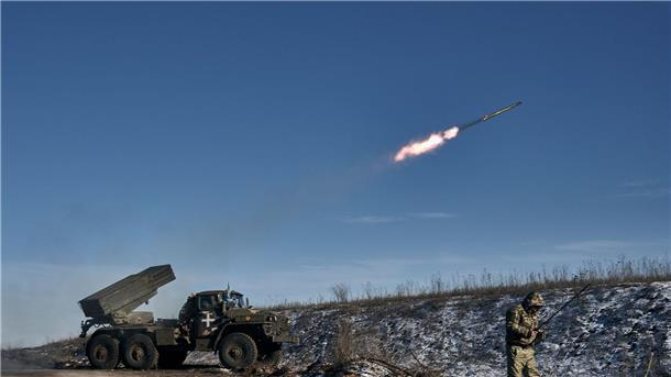 In Soledar gehen die Kämpfe zwischen russischen und ukrainischen Truppen weiter.