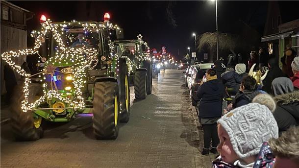 Das Foto zeigt beleuchtete Trecker. 