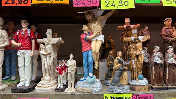 In Souvenirshops werden Tonfiguren von Franz von Assisi und Carlo Acutis verkauft. (Archivbild)