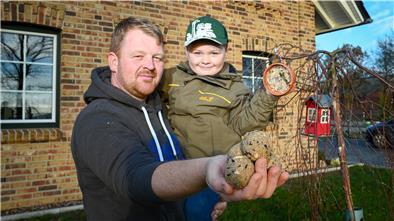 In Stinstedt baut der Landwirt Christian Pülsch Zutaten für Vogel-Wildfutter an. Auf fünf Hektar Land wachsen Sonnenblumen, Nutzhanf, Mohn, Buchweizen und Lein. Sohn Tammo (5) hilft dabei kräftig mit.