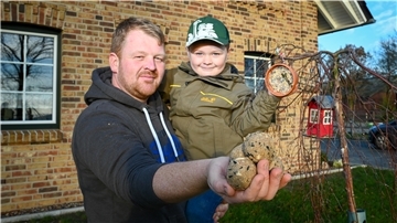 In Stinstedt baut der Landwirt Christian Pülsch Zutaten für Vogel-Wildfutter an. Auf fünf Hektar Land wachsen Sonnenblumen, Nutzhanf, Mohn, Buchweizen und Lein. Sohn Tammo (5) hilft dabei kräftig mit.