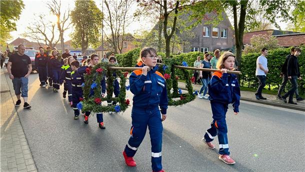 Das Foto zeigt einen Festumzug durch Stollhamm am 30. April 2024.