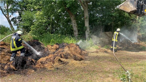 In Stotel haben rund 30 Heuballen gebrannt.