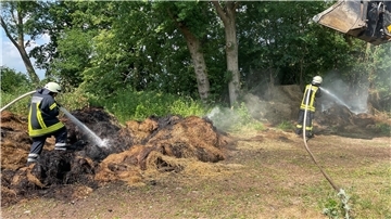In Stotel haben rund 30 Heuballen gebrannt.