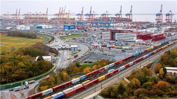 Küstenländer fordern mehr Investitionen in Häfen-Anbindungen In Straßen, Schienen und Brücken, die Küste und Häfen in Norddeutschland anbinden, muss aus Sicht der norddeutschen Wirtschaftsminister mehr Geld investiert werden. (Archivbild)