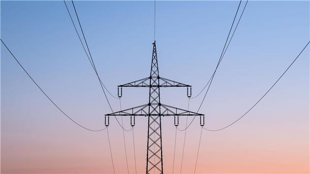 Stromausfall bei Stubben: 20.000-Volt-Leitung ausgefallen Stromleitungen hängen an einem Masten.