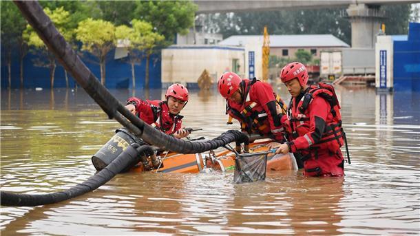 Tote und Vermisste nach heftigen Regenfällen in Südchina In Südchina haben starke Regenfälle zahlreiche Flüsse anschwellen lassen und für Überschwemmungen gesorgt.