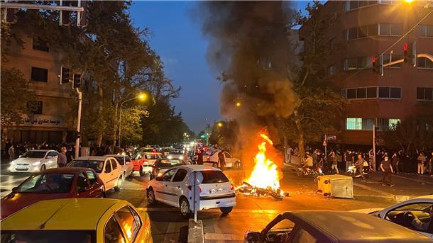 Fall Amini: Irans Regierung nach Protesten unter Druck In Teheran brennt am Montagabend ein Polizeimotorrad.