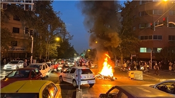 In Teheran brennt am Montagabend ein Polizeimotorrad.