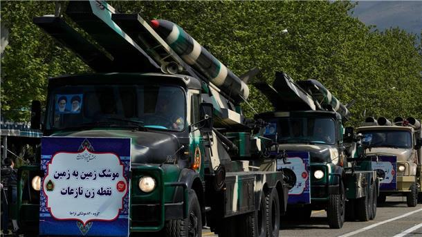 Baerbock bei Krisengesprächen: Besonnenheit gegenüber Iran In Teheran werden zum Tag der Armee Raketen auf Lastwagen transportiert. Bei einem Auftritt bei der Parade warnte der iranische Präsident Raisi Israel vor jeder militärischen Aktion gegen den Iran.