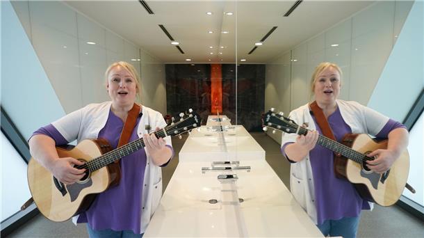 In Tokyo stehen Toiletten, die übertönende Geräusche abspielen können - am Niederhafen in Hamburg geht das analog: Dort gibt es ein stilles Örtchen, das dank der musikalischen Reinigungskraft Stefanie Ansul-Weissner gar nicht so still ist und auch noch gute Laune macht.