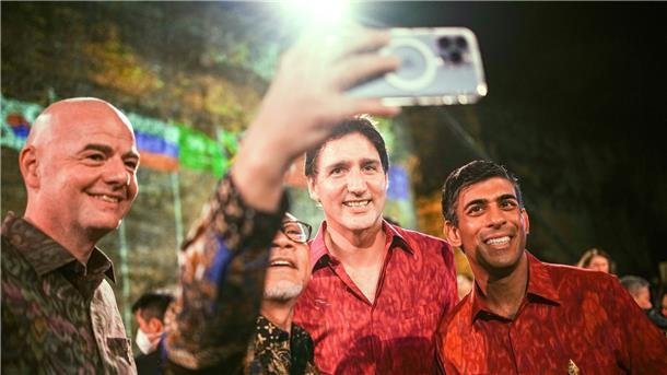 In traditionellen Hemden nehmen Fifa-Präsident Giovanni Infantino (l.),  Justin Trudeau (M.) und Rishi Sunak am Rande des G20-Gipfels am Abendessen teil.