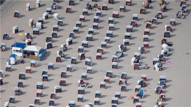 Umfrage: Die meisten Urlauber fühlen sich gut erholt In Travemünde stehen Strandkörbe für Besucher bereit.