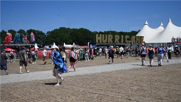 Menschen strömen auf das Gelände des Hurricane-Festivals in Scheeßel.