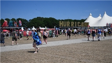 Menschen strömen auf das Gelände des Hurricane-Festivals in Scheeßel.