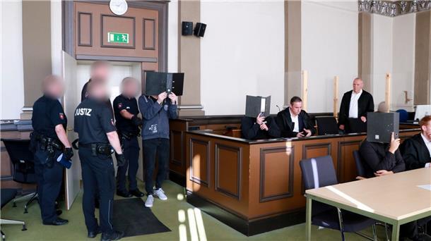 In Verden stehen die drei mutmaßlichen Brandstifter aus dem Landkreis Rotenburg vor Gericht. Am 5. September wird der Prozess fortgesetzt.
