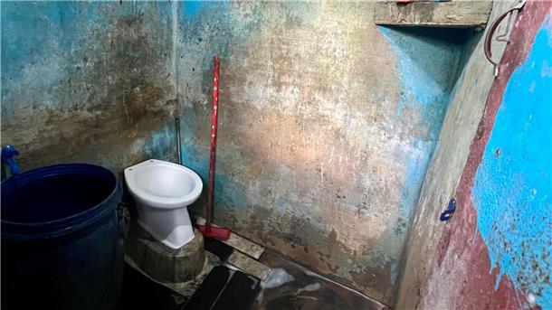 Leben mit den Toten - Der Friedhof-Slum von Manila In verlassenen Gräbern haben die Menschen Toiletten angelegt.