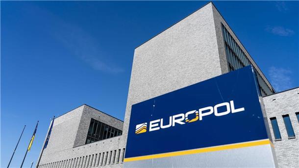 In Verstecken fanden Beamte unter anderem 25 Sturmgewehre, 126 Handgranaten und 25 Kilogramm Munition. (Archivbild)