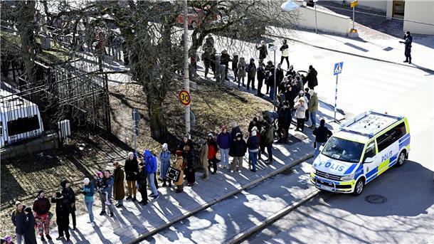 Russlands Wahlkommission spricht Putin Rekordergebnis zu In vielen europäischen Städten wollen Wählerinnen und Wähler ihre Stimme abgeben, etwa in der russischen Botschaft in Stockholm.