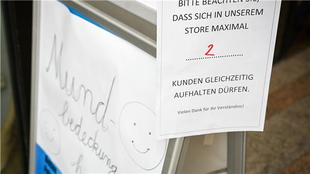 In vielen Geschäften (siehe Schild) werden in diesen Tagen Mundbedeckungen angeboten. Ab Montag ist das Tragen auch in Bremen und Niedersachsen Pflicht. Wir zeigen Menschen, die sich und andere mit einer Maske schützen.