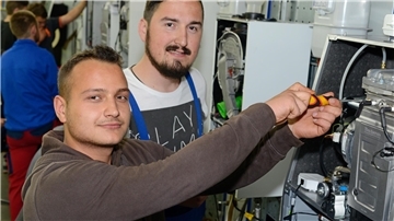 In vielen Handwerksbetrieben haben sich Menschen mit Fluchthintergrund als Auszubildende, Gesellen oder gar Meister bewährt, unterstreicht die Handwerkskammer. 