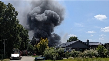 Feuerwehr bekämpft Garagenbrand in Wanhöden – Anwohner sollen Fenster schließen In Wanhöden brennt eine Garage. Die Rauchwolke ist am frühen Freitagnachmittag weithin sichtbar. Die Feuerwehr ist im Großeinsatz.