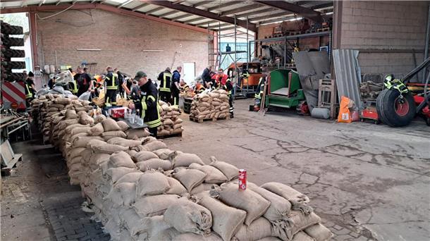 Hochwasser-Update: Feuerwehr bekommt in Stuckenborstel unterstützung von Landwirten In Weertzen wurden Sandsäcke nachgefüllt.