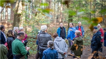 Naturschützer kämpfen in Bremerhaven um den Erhalt des beliebten Reinkenheider Forsts. Nabu-Landesgeschäftsführer Sönke Hofmann erklärt den Teilnehmern einer Führung, wie der Wald "tickt". 