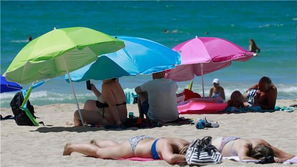 Urlaubsgeld für knappe Hälfte der Tarifbeschäftigten In Westdeutschland erhalten die Tarifbeschäftigten mit im Schnitt 1648 Euro Urlaubsgeld deutlich mehr als die Menschen im Osten mit 1169 Euro.
