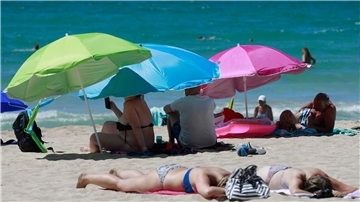 In Westdeutschland erhalten die Tarifbeschäftigten mit im Schnitt 1648 Euro Urlaubsgeld deutlich mehr als die Menschen im Osten mit 1169 Euro.